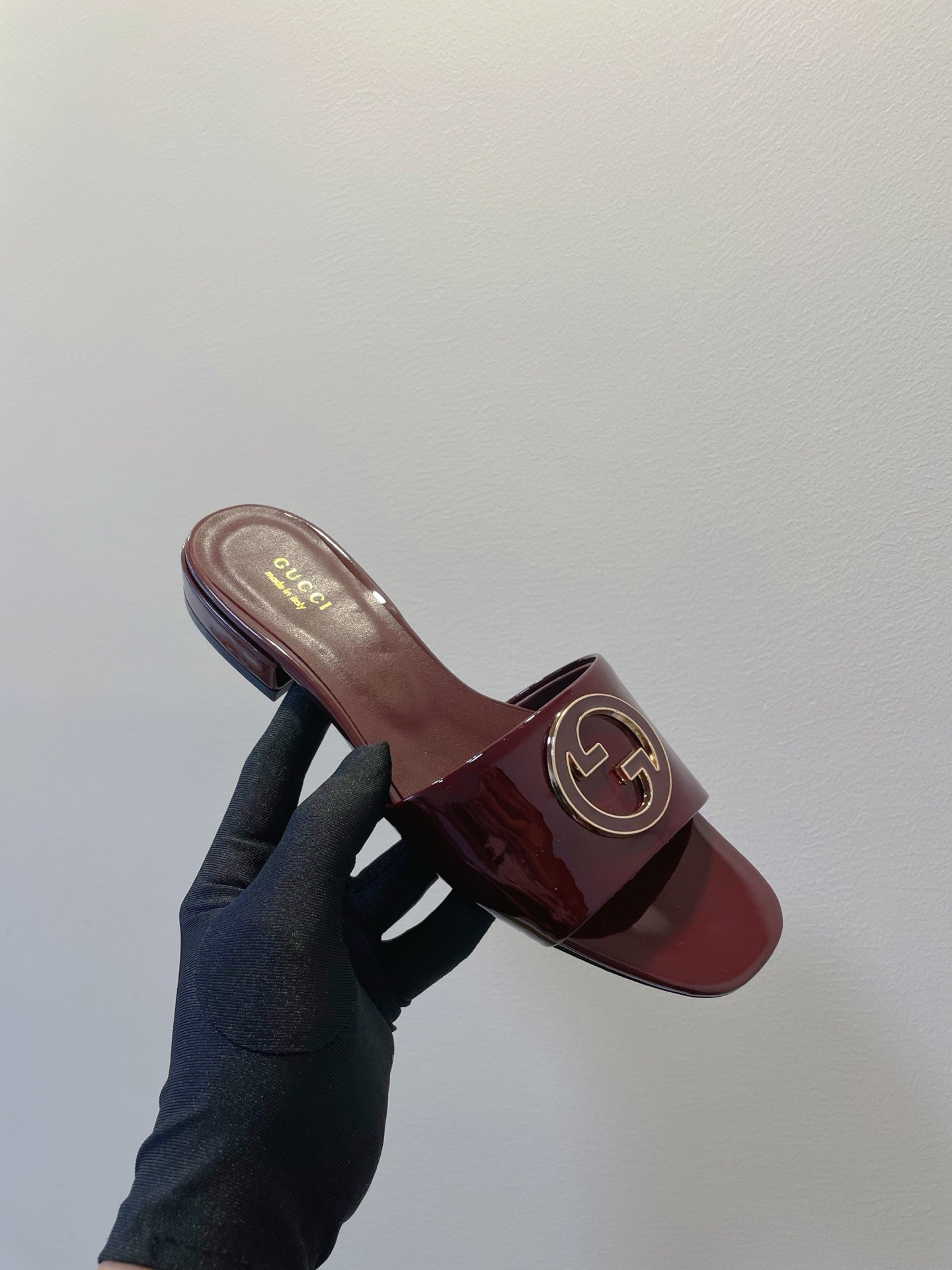 GUCCI SLIDE SANDALS IN WINE RED GLOSSY SHEEPSKIN ENAMELLED ROUND INTERLOCKING G