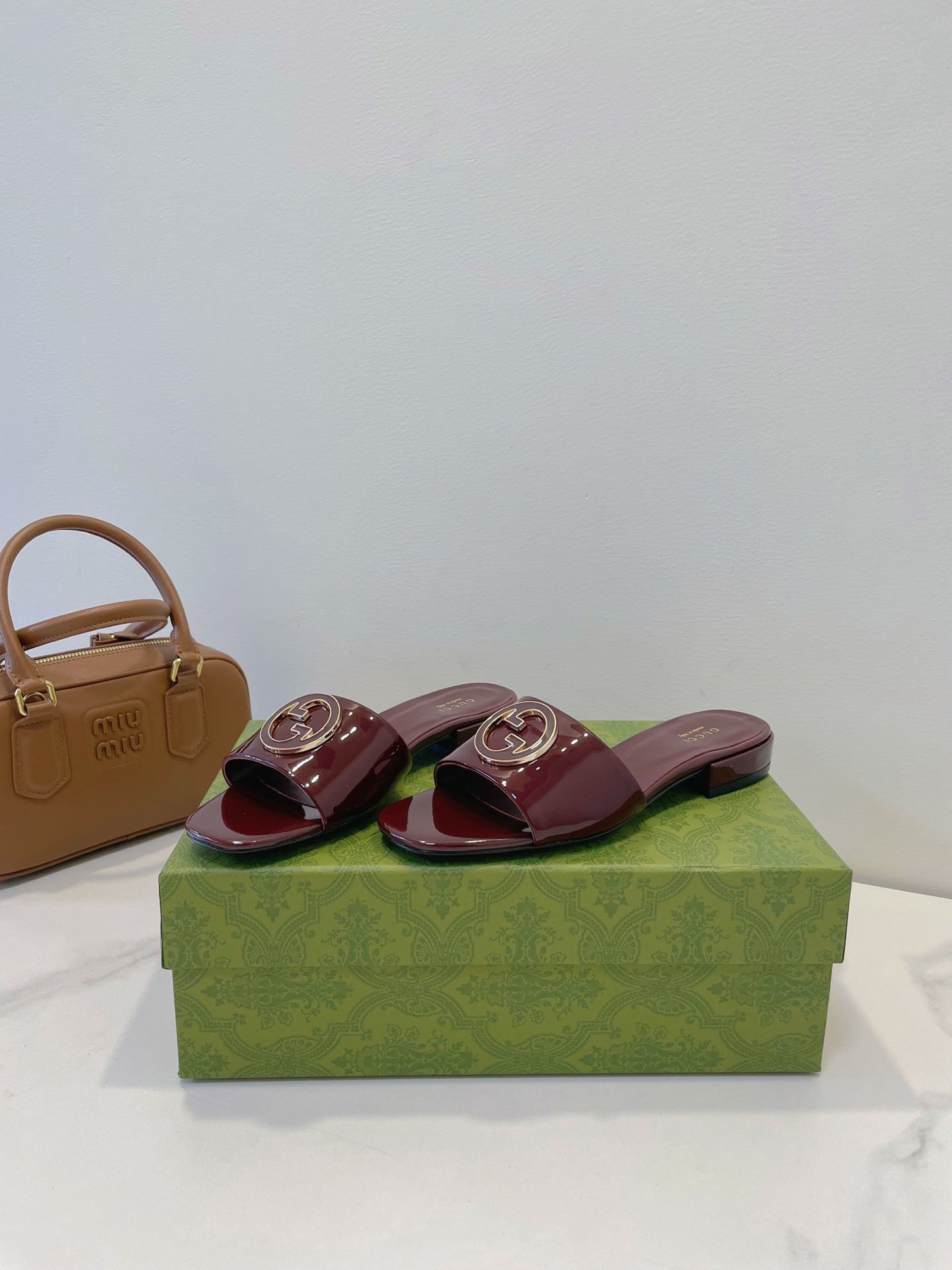 GUCCI SLIDE SANDALS IN WINE RED GLOSSY SHEEPSKIN ENAMELLED ROUND INTERLOCKING G