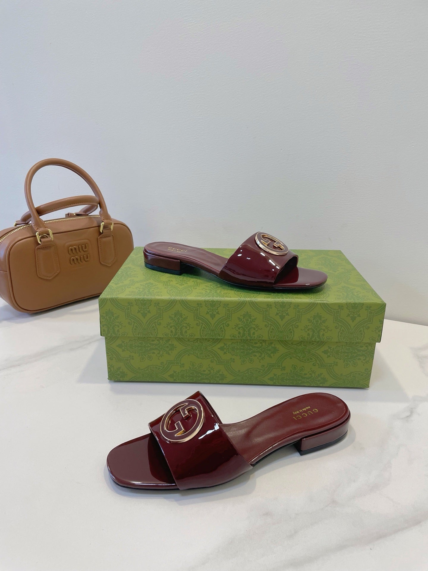 GUCCI SLIDE SANDALS IN WINE RED GLOSSY SHEEPSKIN ENAMELLED ROUND INTERLOCKING G
