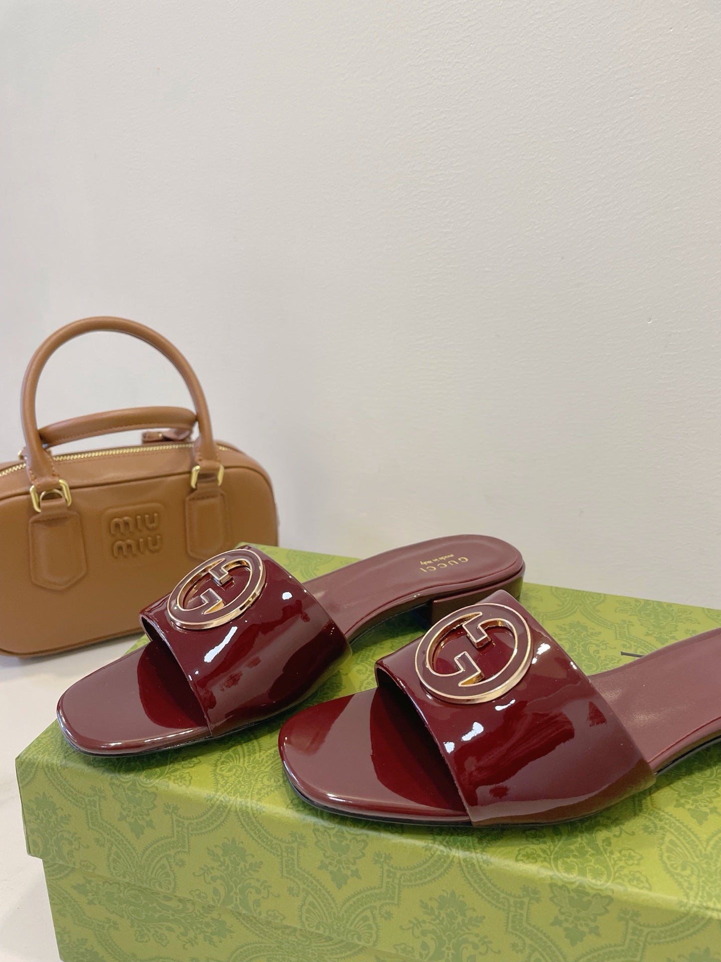 GUCCI SLIDE SANDALS IN WINE RED GLOSSY SHEEPSKIN ENAMELLED ROUND INTERLOCKING G