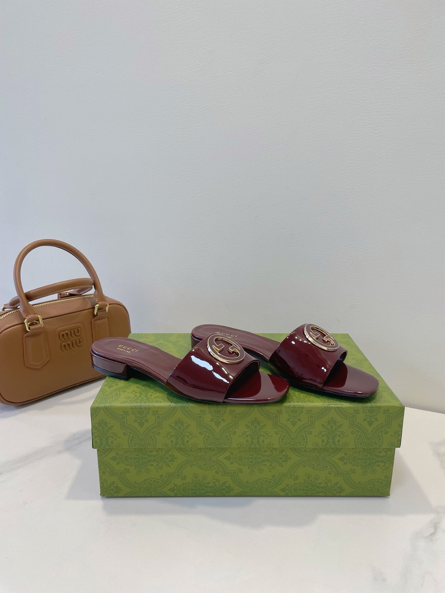 GUCCI SLIDE SANDALS IN WINE RED GLOSSY SHEEPSKIN ENAMELLED ROUND INTERLOCKING G