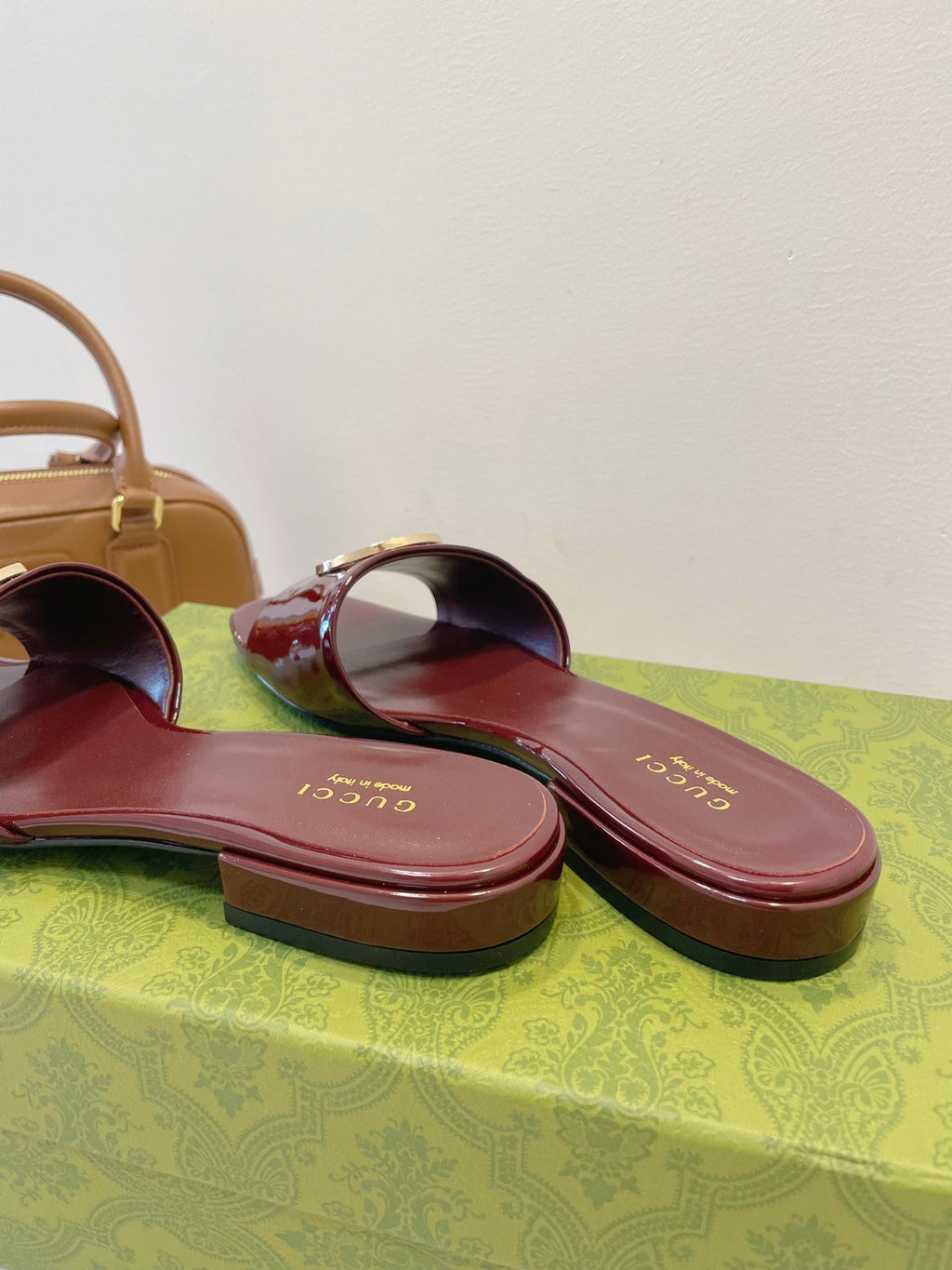 GUCCI SLIDE SANDALS IN WINE RED GLOSSY SHEEPSKIN ENAMELLED ROUND INTERLOCKING G