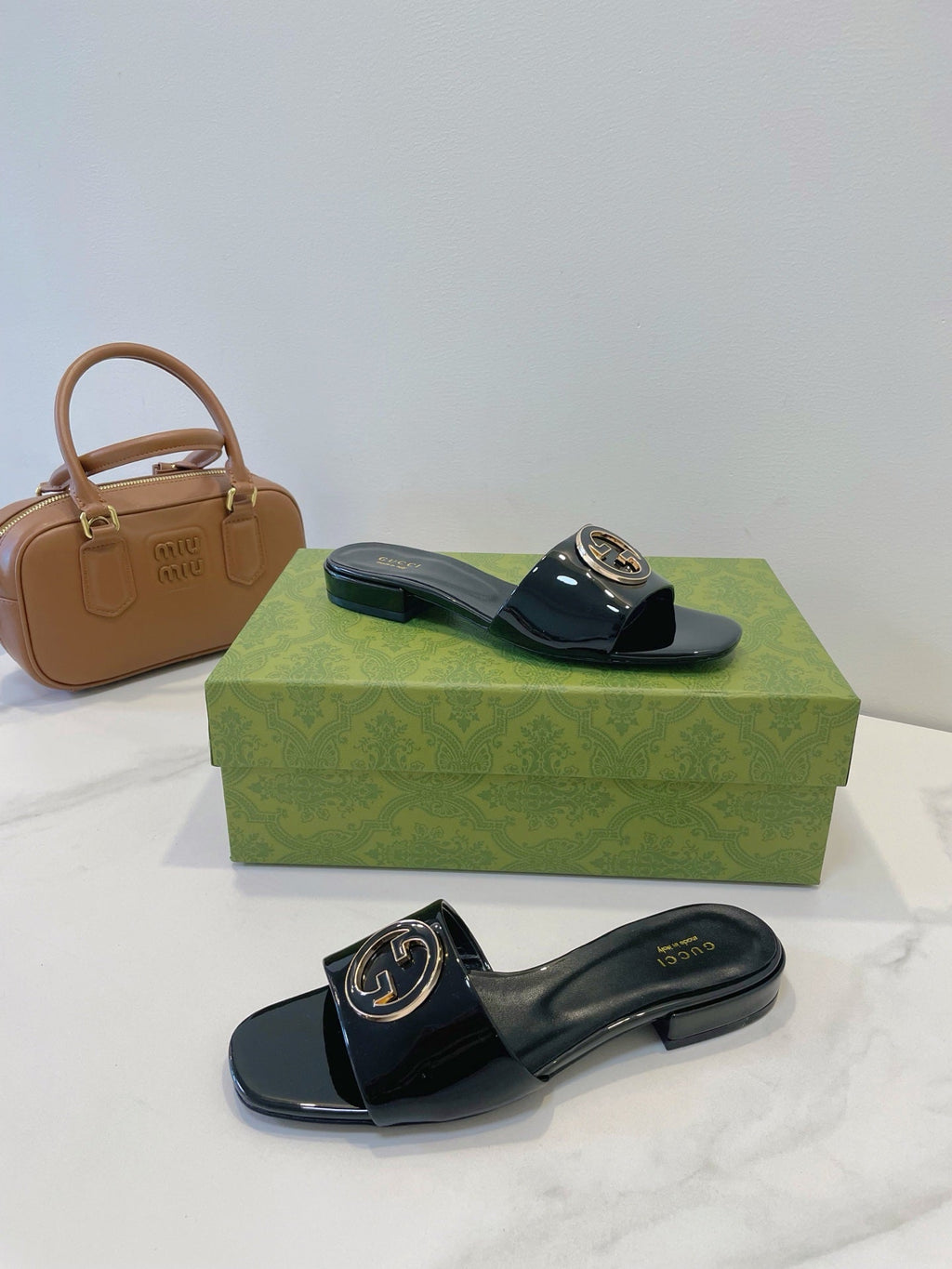 GUCCI SLIDE SANDALS IN BLACK GLOSSY SHEEPSKIN ENAMELLED ROUND INTERLOCKING G
