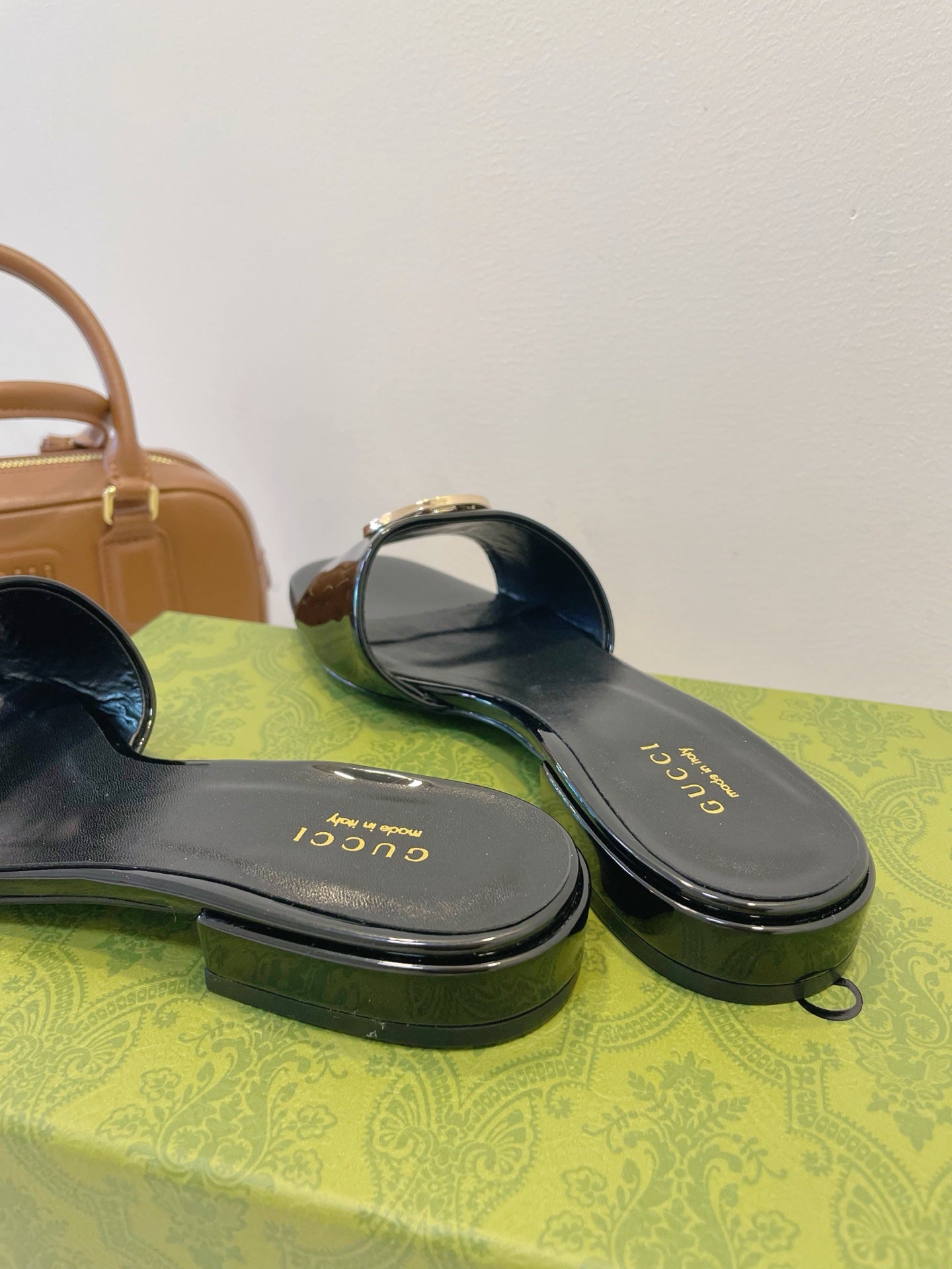 GUCCI SLIDE SANDALS IN BLACK GLOSSY SHEEPSKIN ENAMELLED ROUND INTERLOCKING G