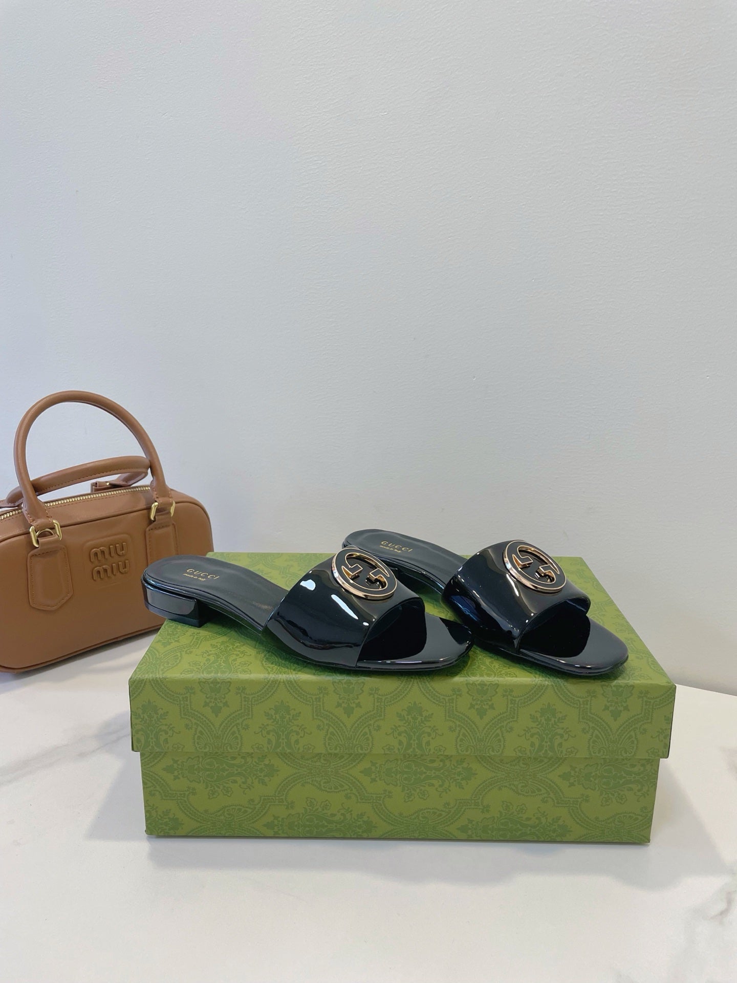 GUCCI SLIDE SANDALS IN BLACK GLOSSY SHEEPSKIN ENAMELLED ROUND INTERLOCKING G