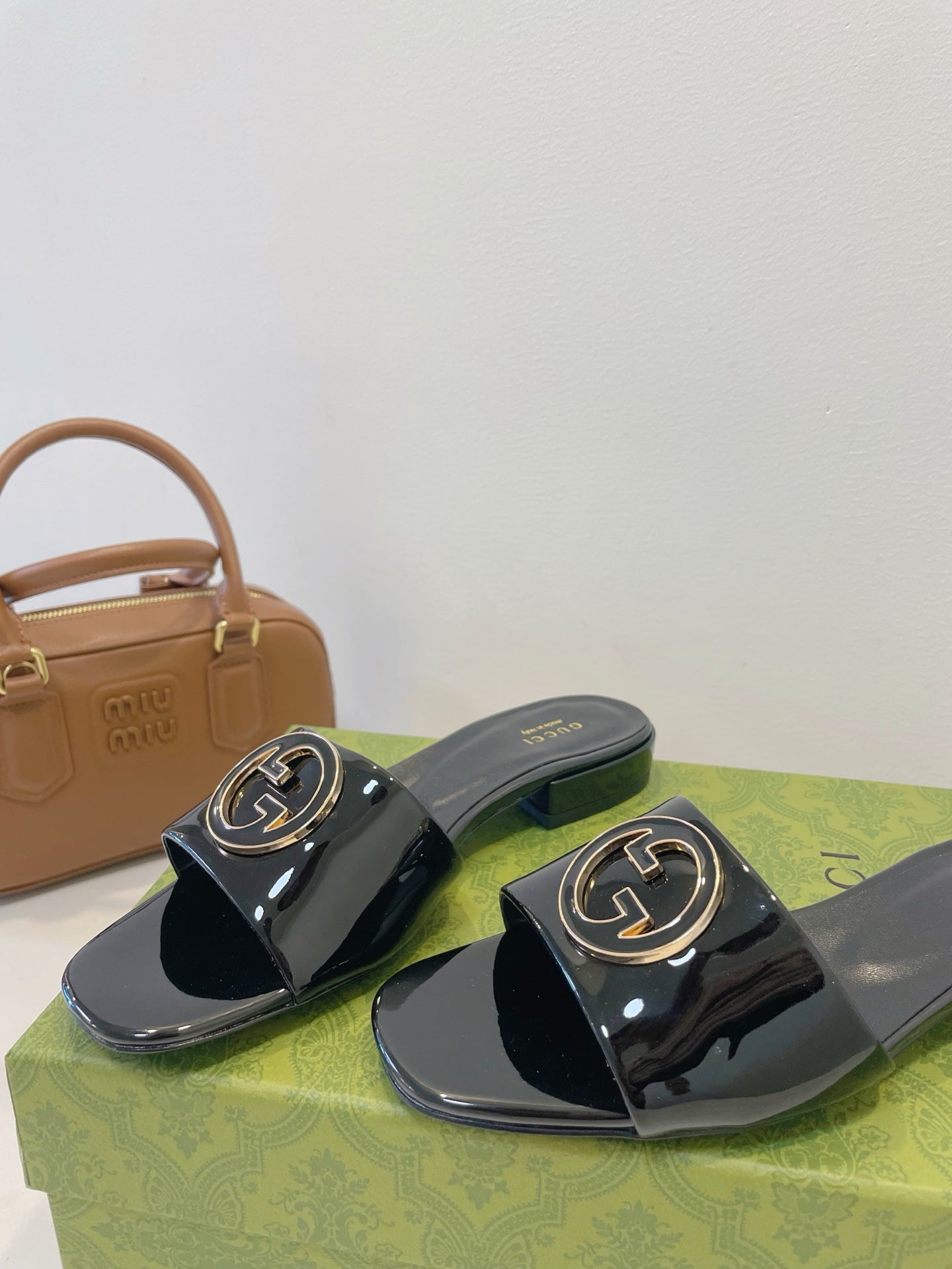 GUCCI SLIDE SANDALS IN BLACK GLOSSY SHEEPSKIN ENAMELLED ROUND INTERLOCKING G