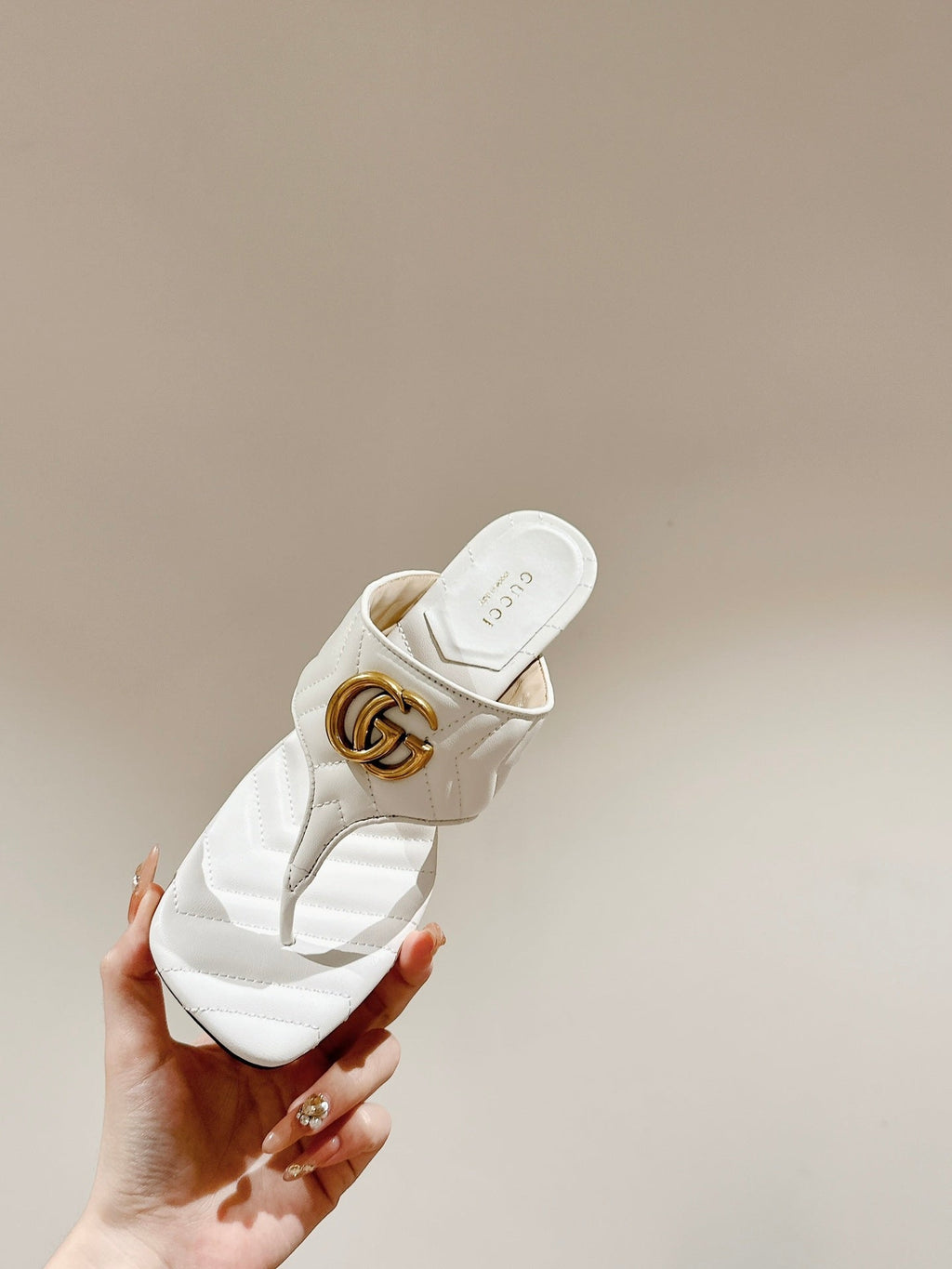 GUCCI HIGH THONG MULE 55MM IN WHITE CALFSKIN WITH GOLD HARDWARE