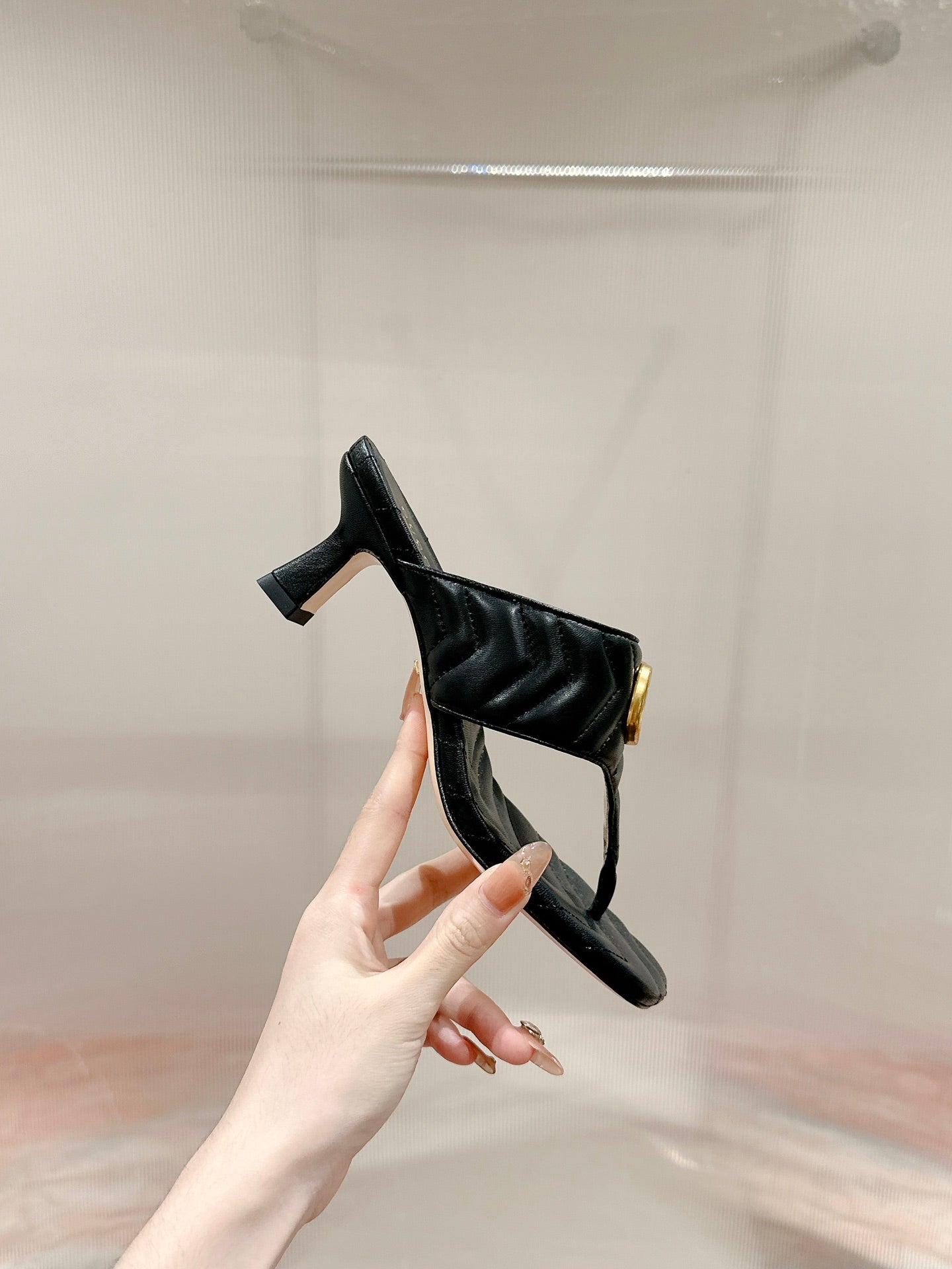 GUCCI HIGH THONG MULE 55MM IN BLACK CALFSKIN WITH GOLD HARDWARE