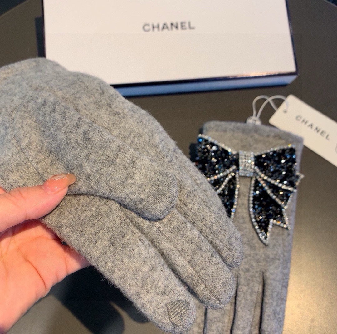 CHANEL GLOVES IN DOVE GRAY WOOL WITH RHINSTONES 429246