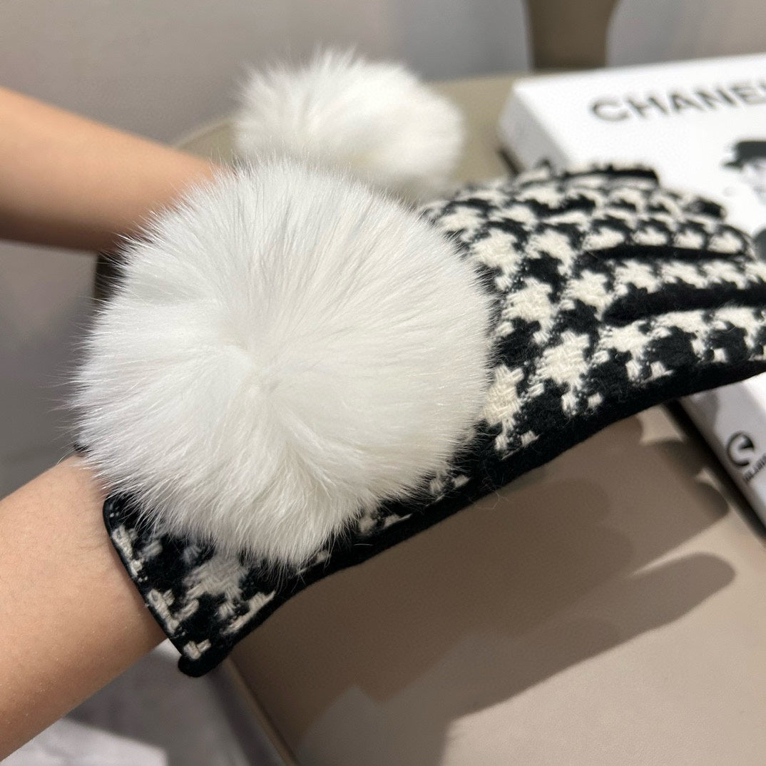 CHANEL GLOVES IN BLACK MIX WHITE WOOL 462258