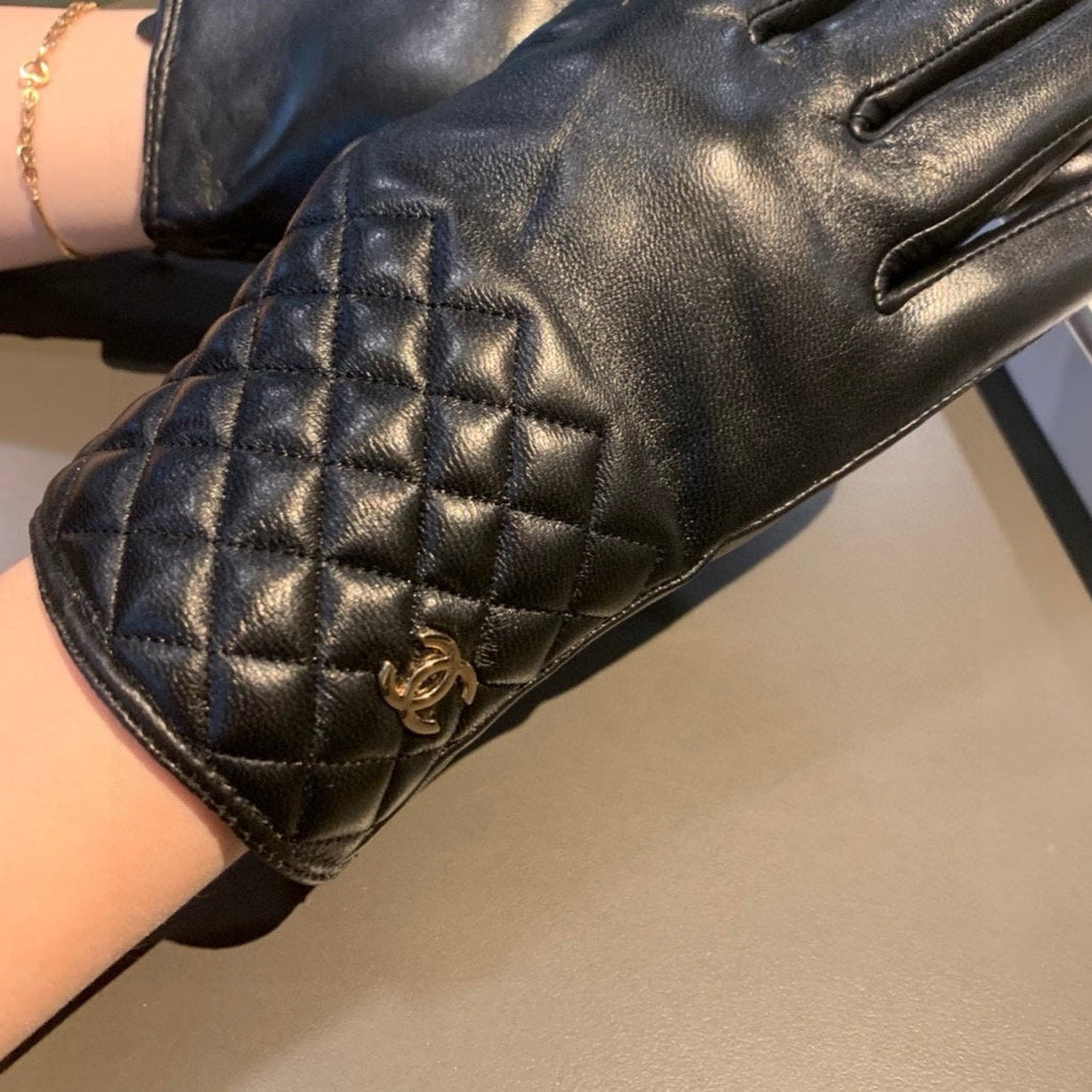 CHANEL GLOVES IN BLACK LAMBSKIN WITH GOLD LOGO 462263