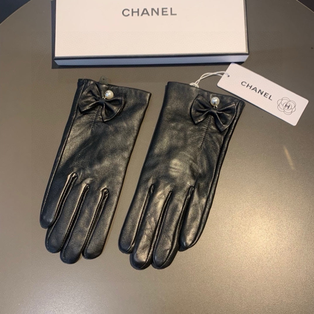 CHANEL TOUCHSCREEN GLOVES IN BLACK LAMBSKIN WITH GOLD LOGO 462264