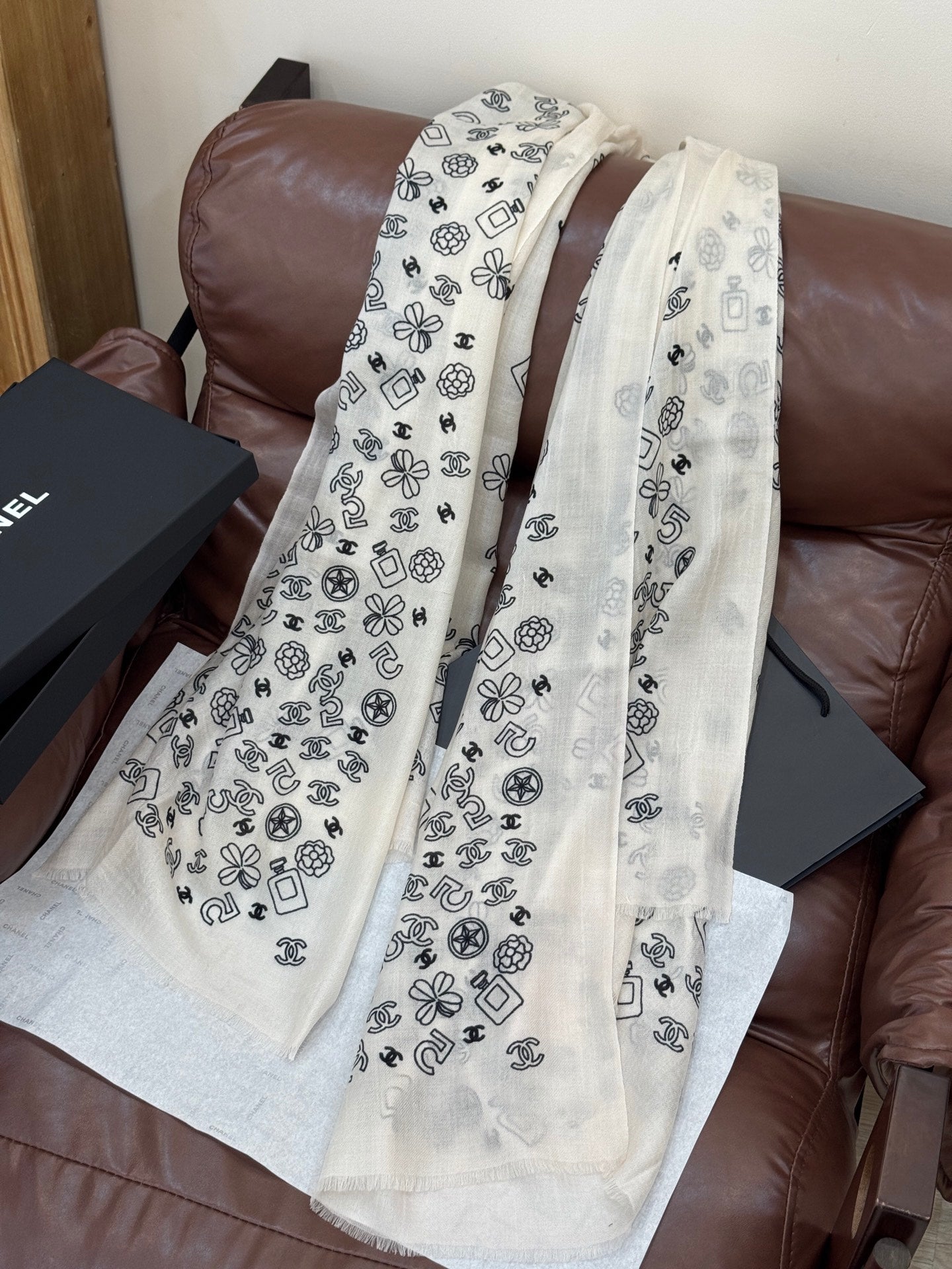 CHANEL 25S SCARF 200 IN CASHMERE 727296