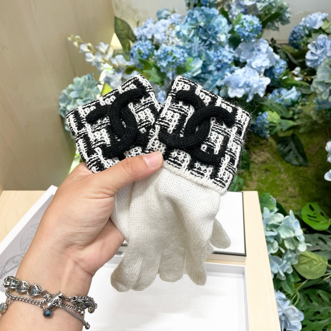 CHANEL GLOVES IN WHITE MIX BLACK WOOL KNIT 462430