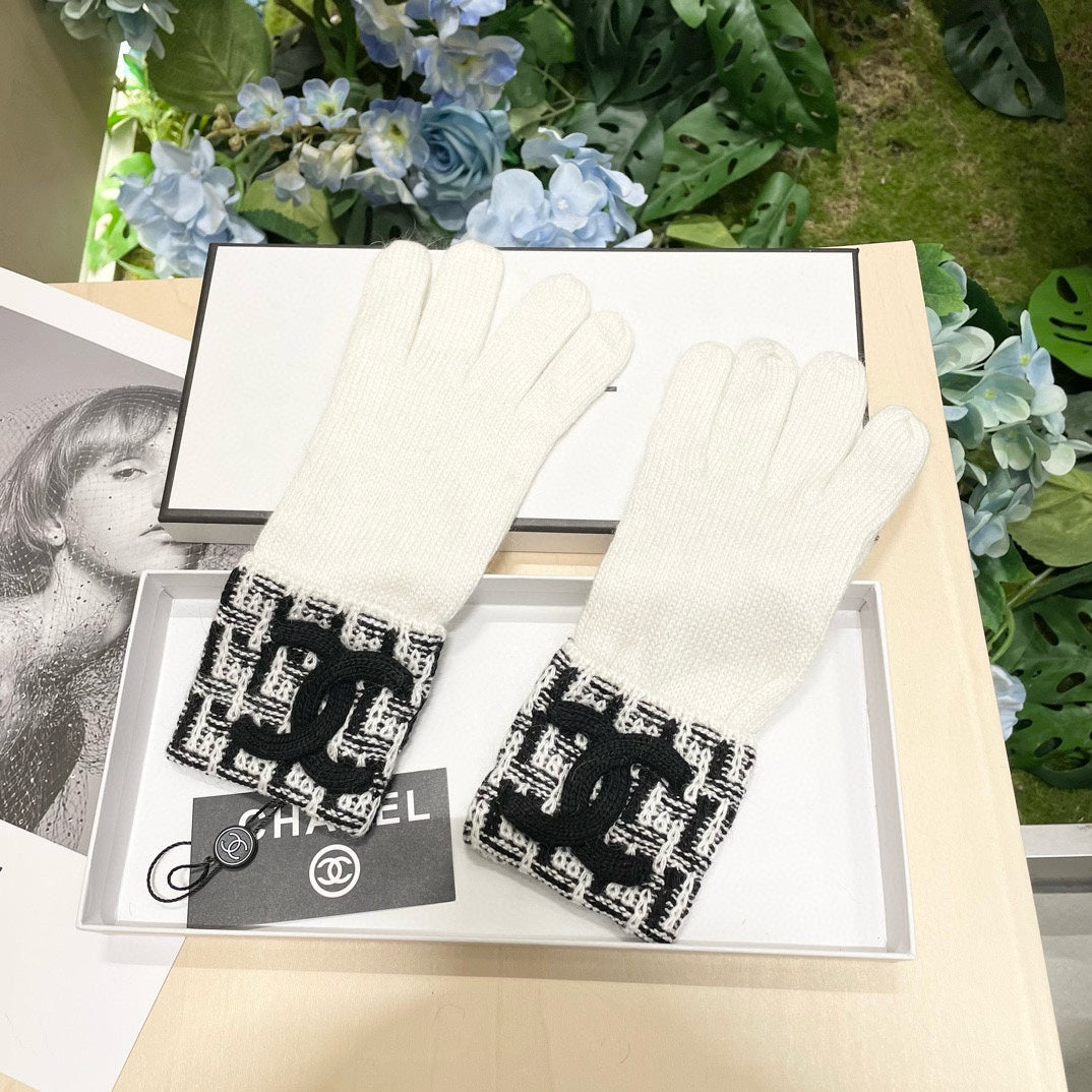 CHANEL GLOVES IN WHITE MIX BLACK WOOL KNIT 462430