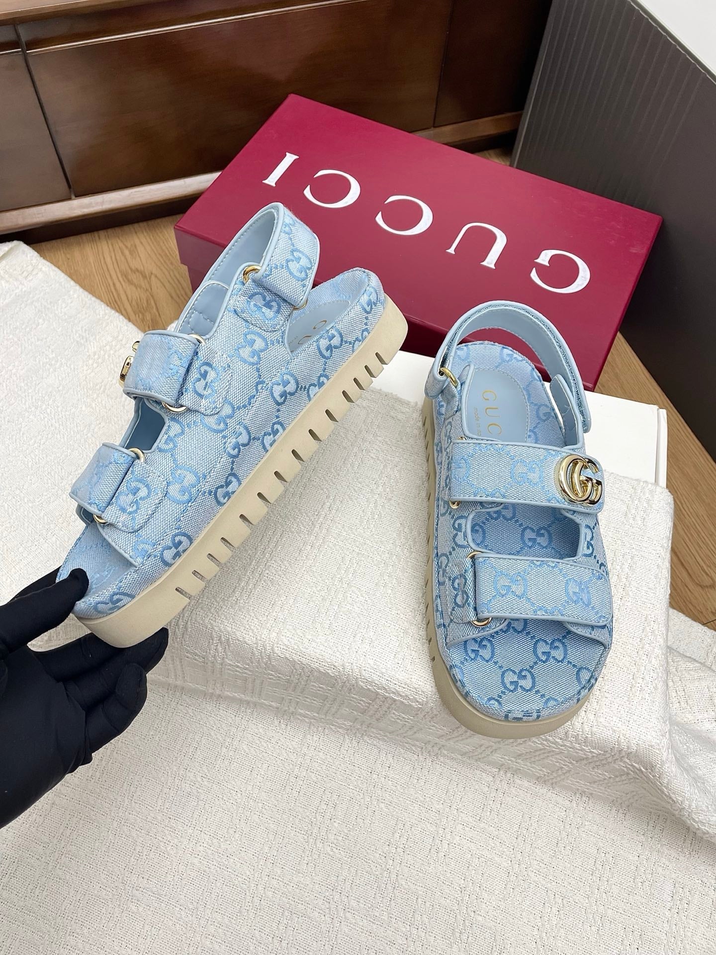 GUCCI CLASSIC SANDALS 25S IN SKY BLUE FABRIC WITH GOLD HARDWARE