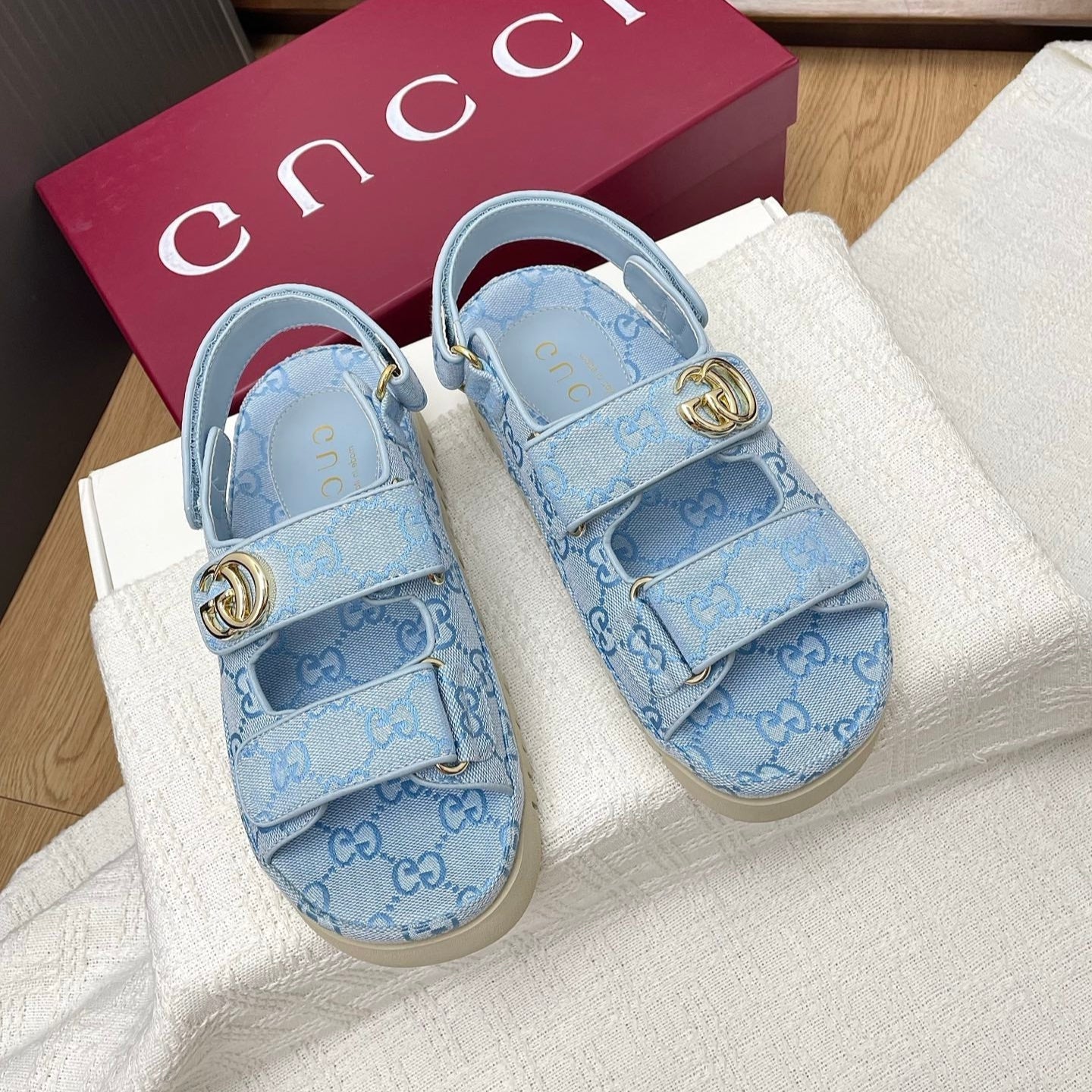 GUCCI CLASSIC SANDALS 25S IN SKY BLUE FABRIC WITH GOLD HARDWARE