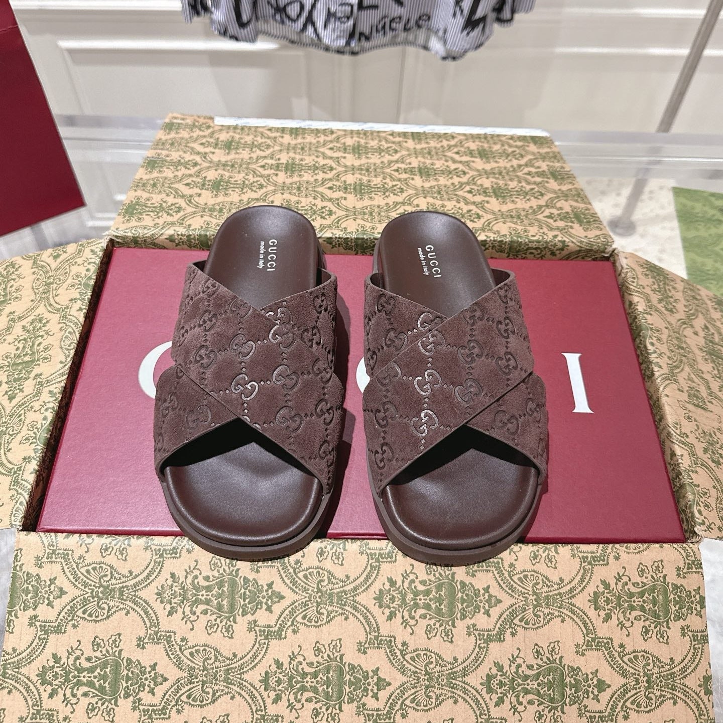 GUCCI SLIDES IN DARK BROWN SUEDE WITH EMBOSSED LOGO STYLE 8