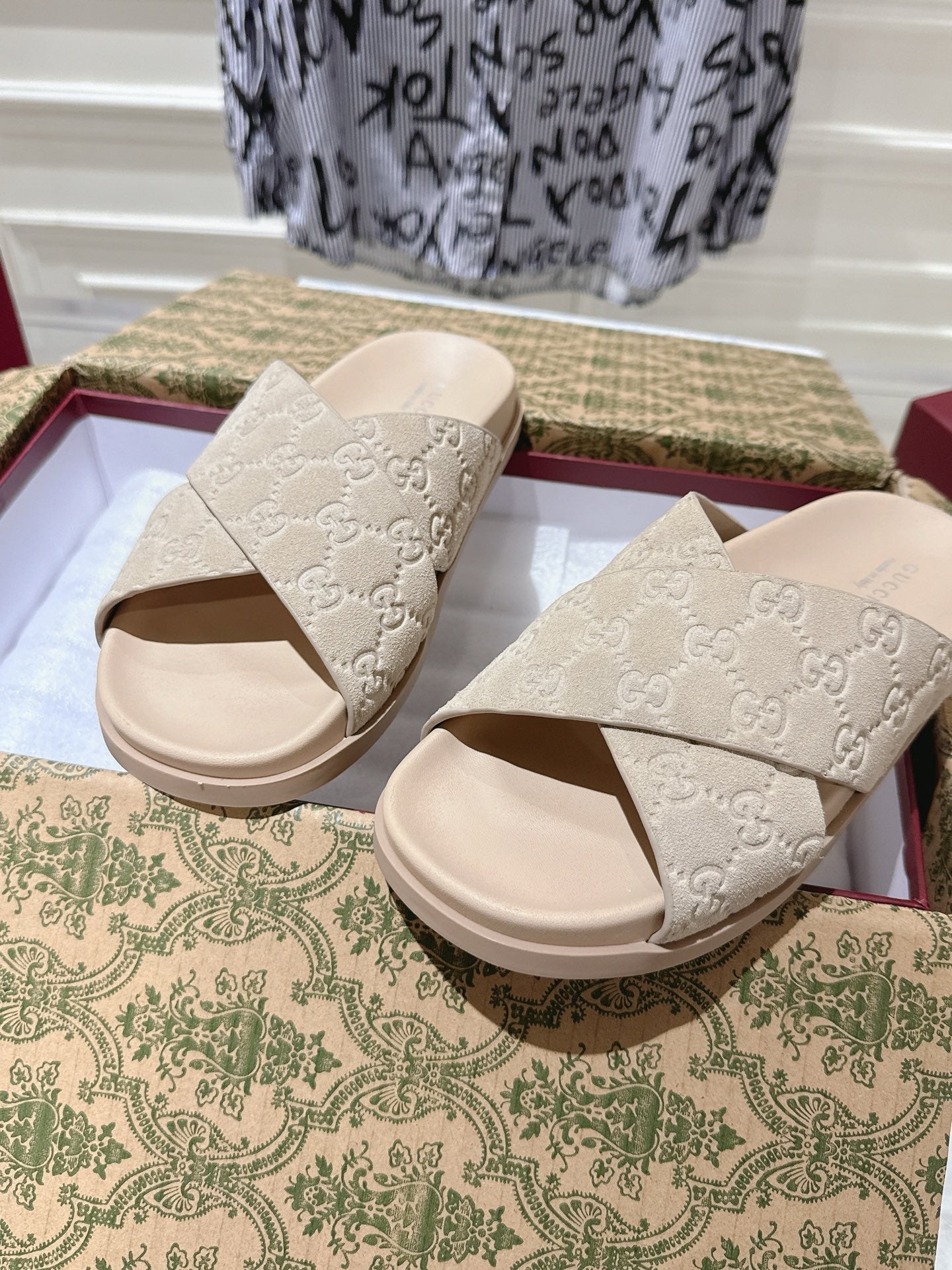 GUCCI SLIDES IN NUDE BEIGE SUEDE WITH EMBOSSED LOGO STYLE 7