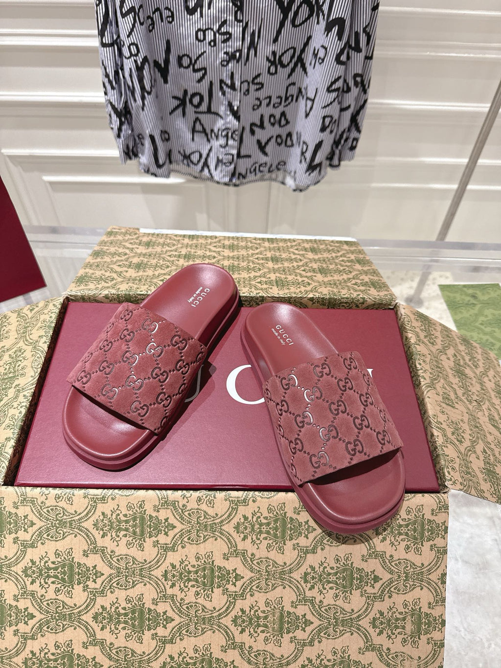 GUCCI SLIDES IN RED SUEDE WITH EMBOSSED LOGO STYLE 3