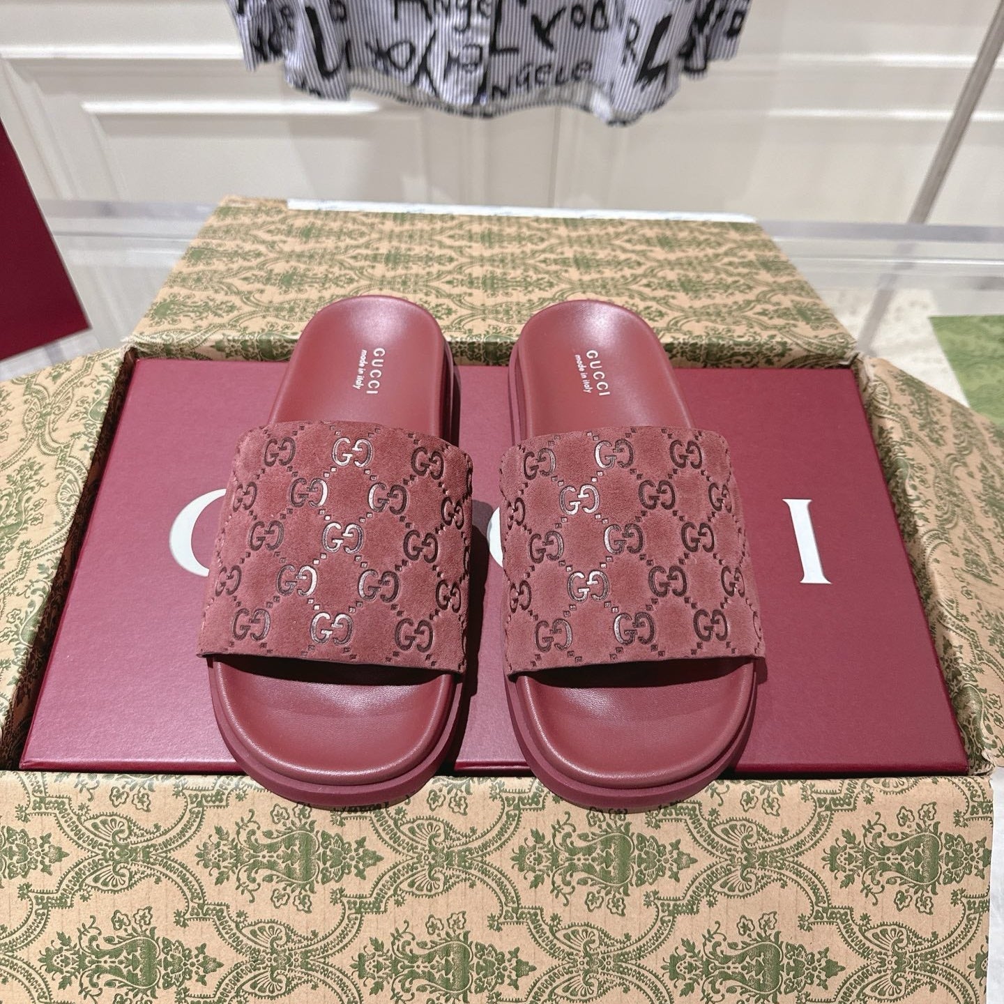 GUCCI SLIDES IN RED SUEDE WITH EMBOSSED LOGO STYLE 3