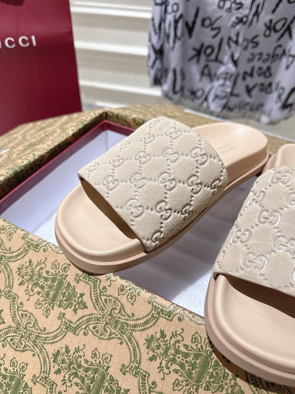 GUCCI SLIDES IN NUDE BEIGE SUEDE WITH EMBOSSED LOGO STYLE 2