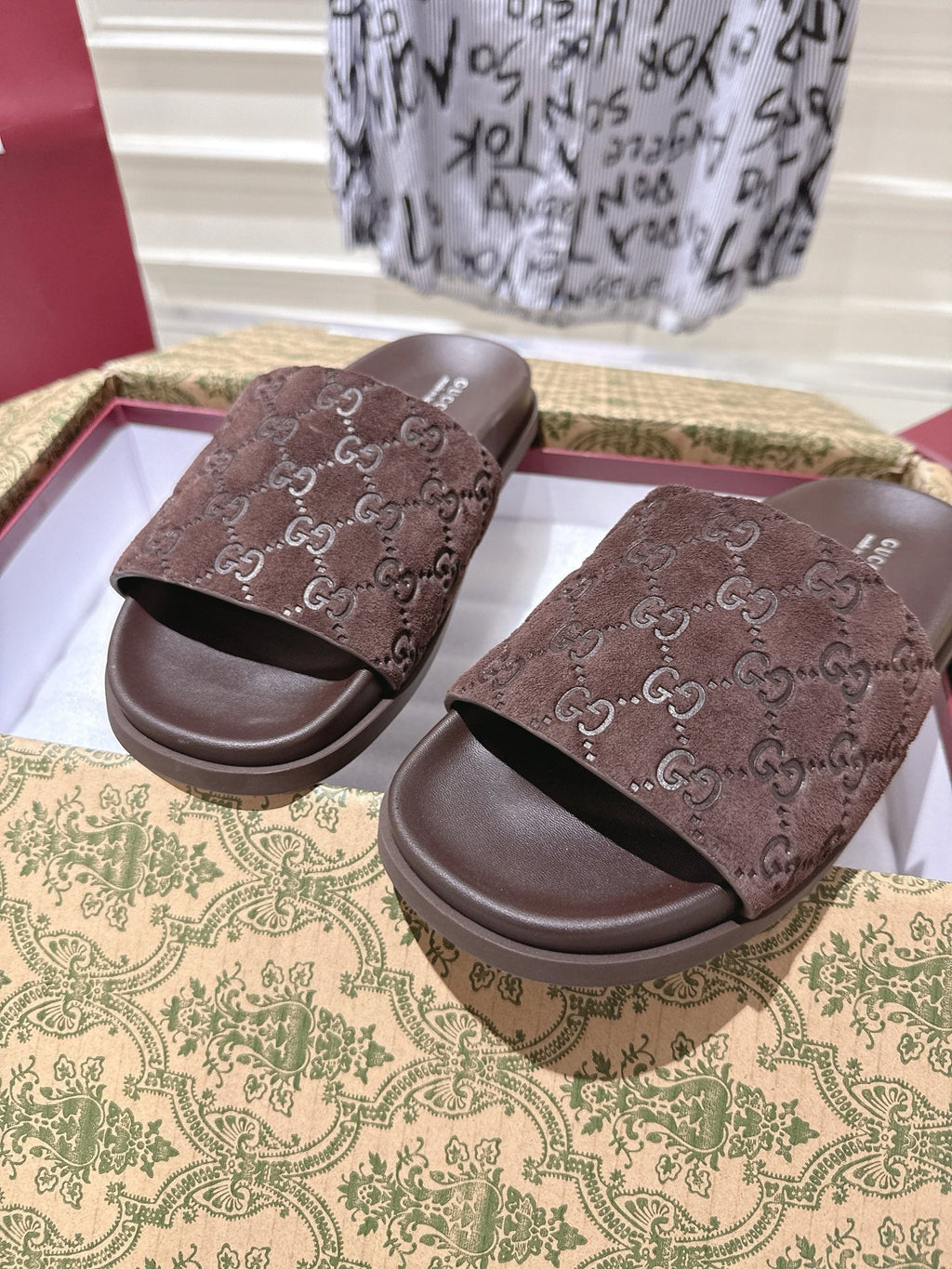 GUCCI SLIDES IN DARK BROWN SUEDE WITH EMBOSSED LOGO STYLE 1