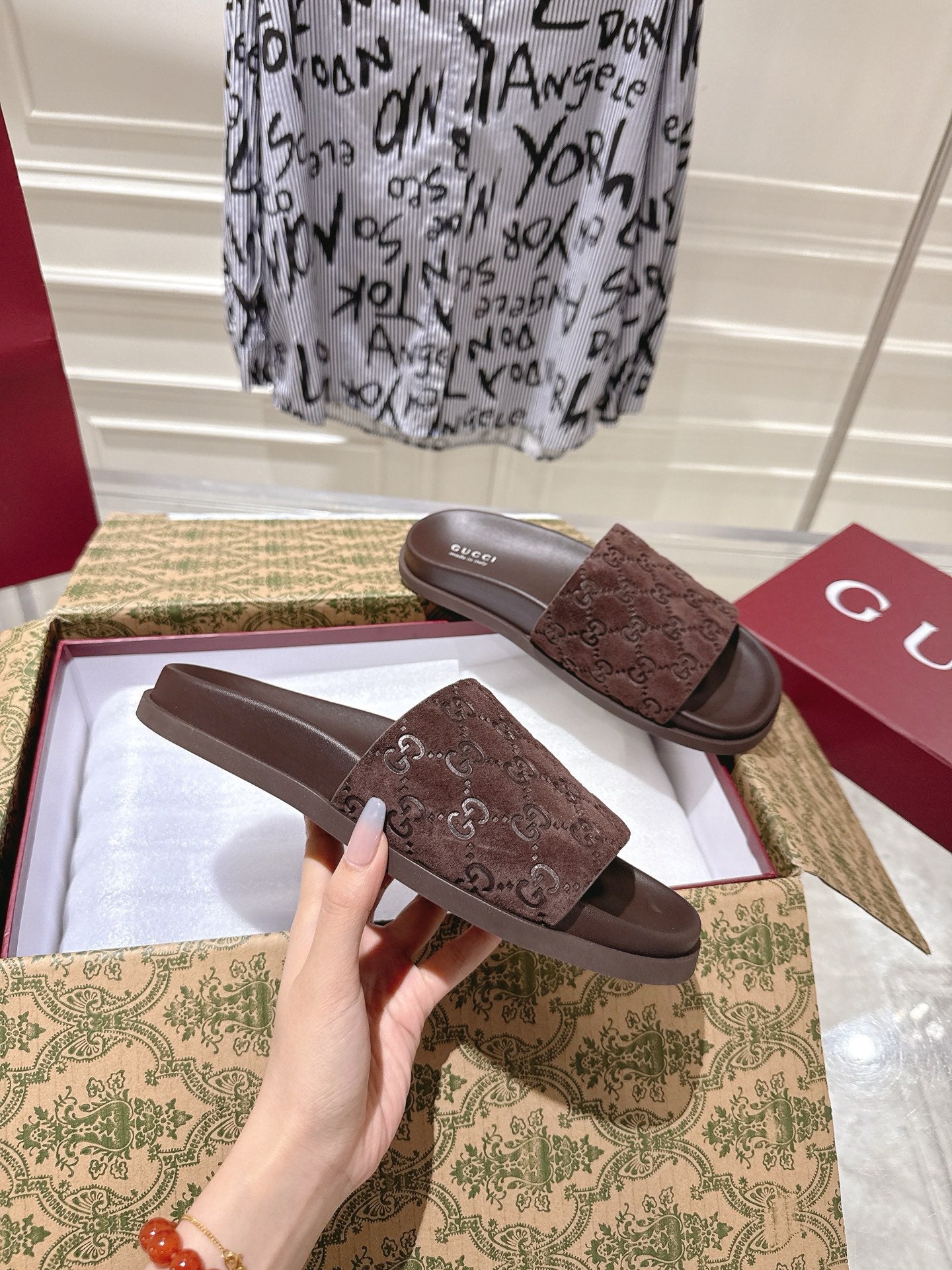 GUCCI SLIDES IN DARK BROWN SUEDE WITH EMBOSSED LOGO STYLE 1