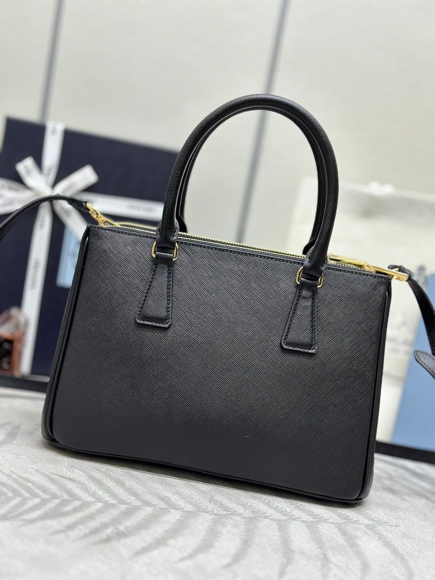 PRADA 25S GALLERIA LARGE BAG 28 IN BLACK CALFSKIN GOLD HARDWRE
