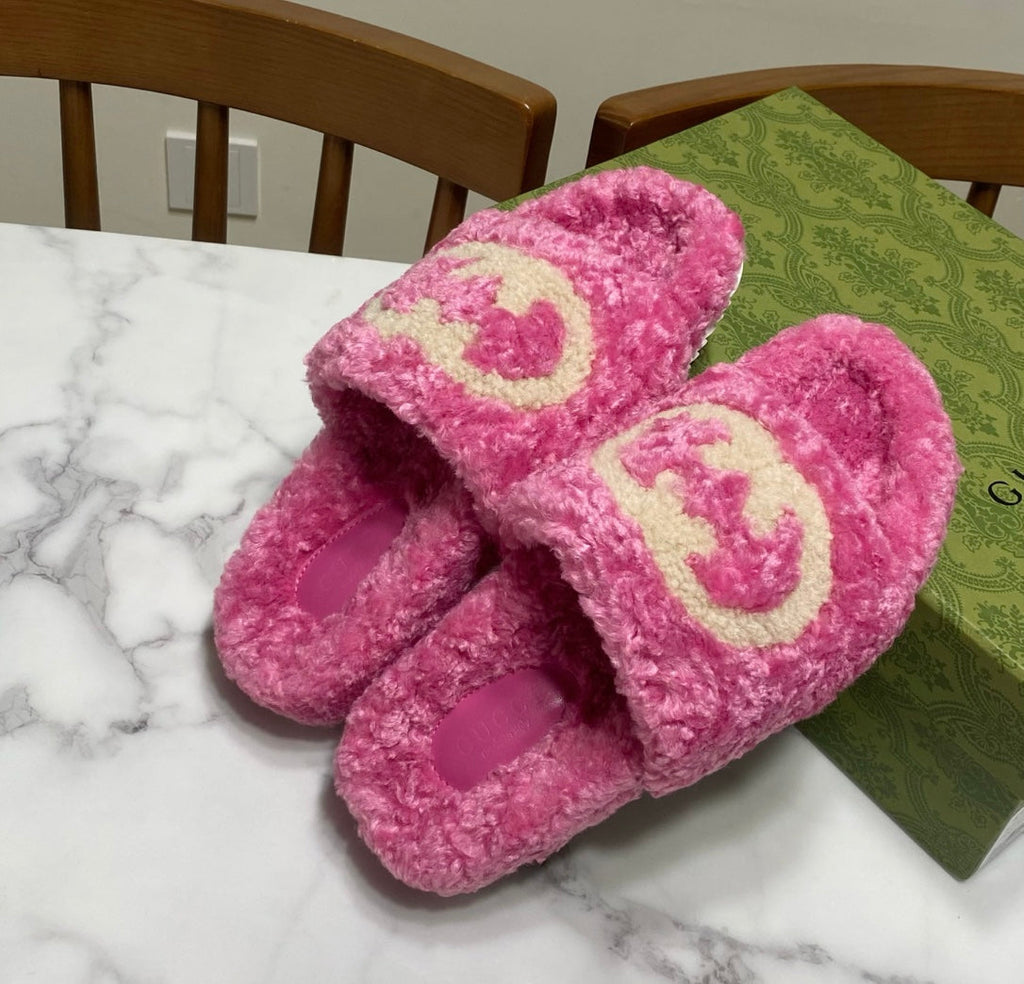GUCCI INTERLOCKING G SLIDE SANDAL IN PINK LAMB WOOL