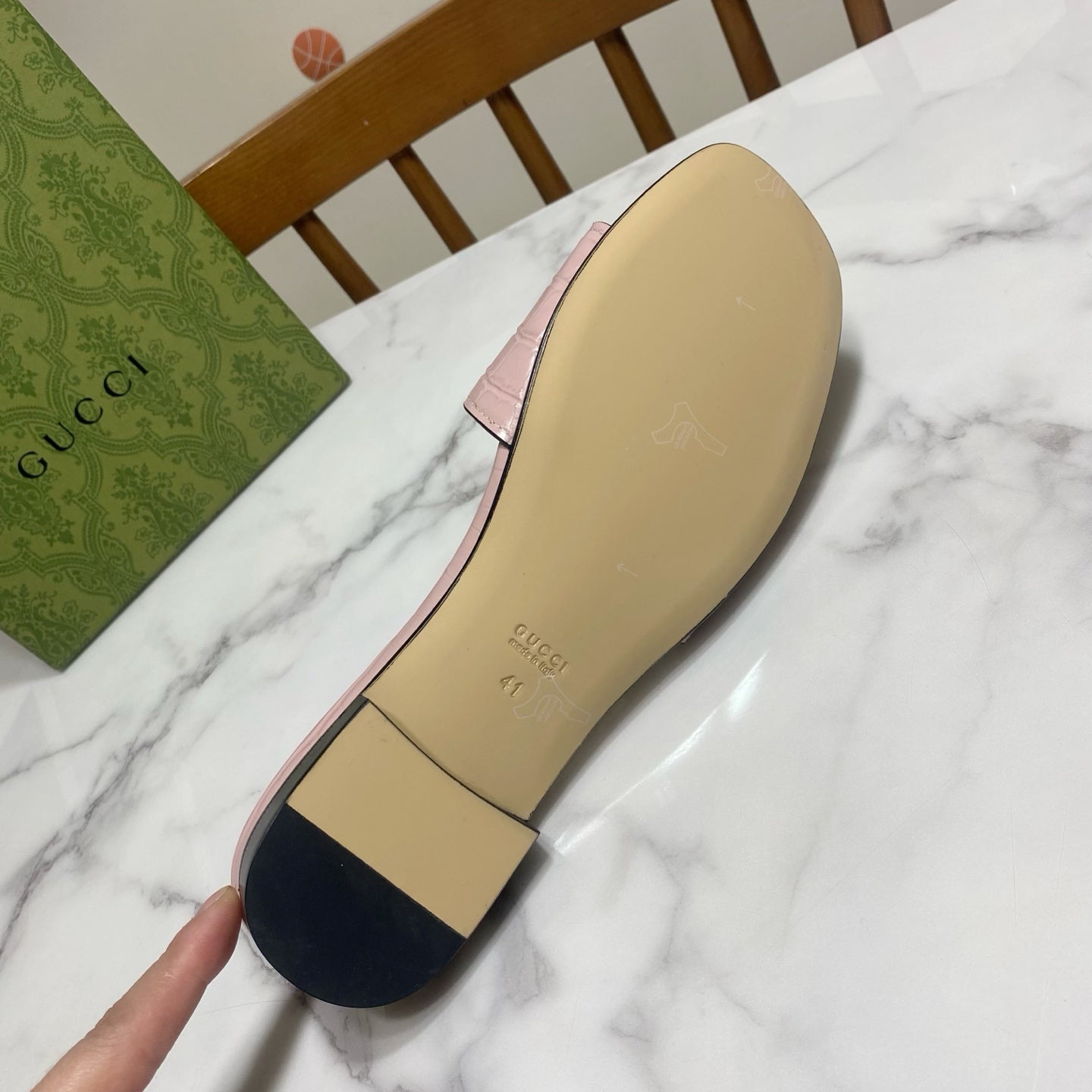 GUCCI SLIDES IN PASTEL PINK CALFSKIN LOGO-EMBOSSED STRAP