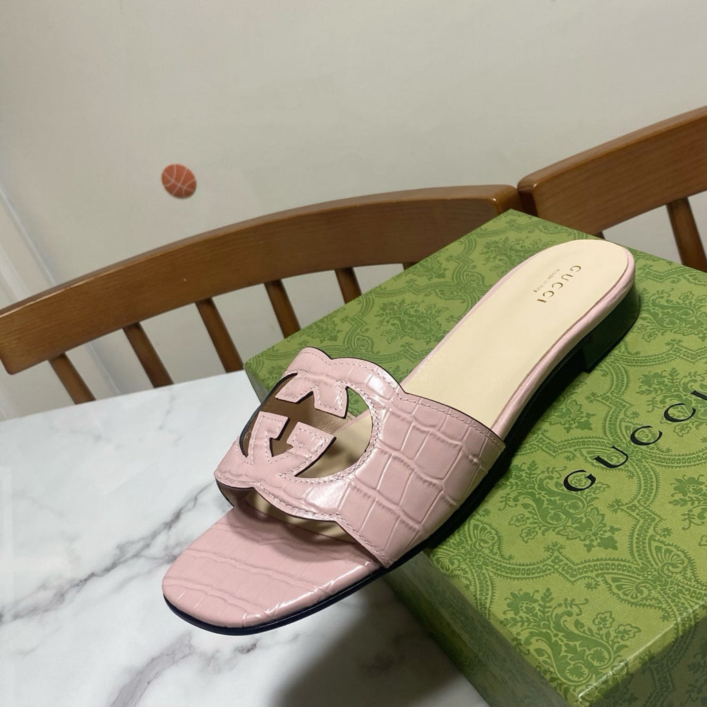 GUCCI SLIDES IN PASTEL PINK CALFSKIN LOGO-EMBOSSED STRAP