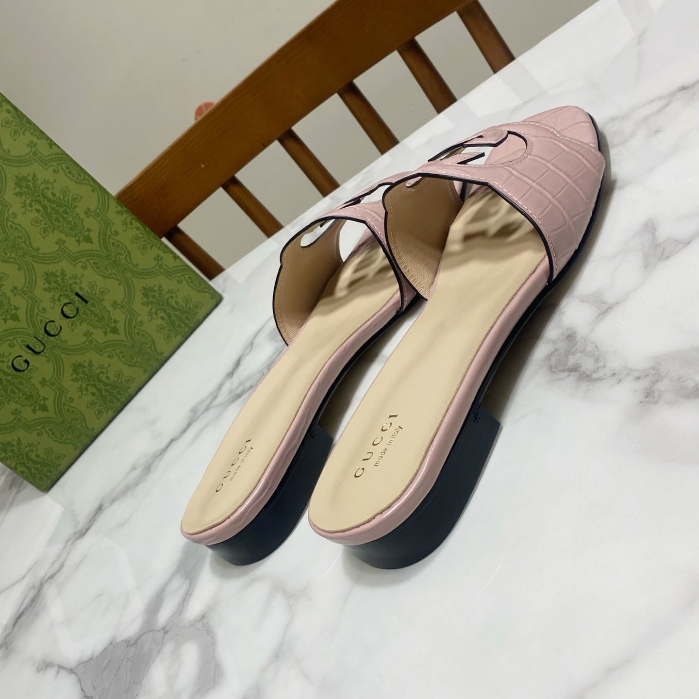 GUCCI SLIDES IN PASTEL PINK CALFSKIN LOGO-EMBOSSED STRAP