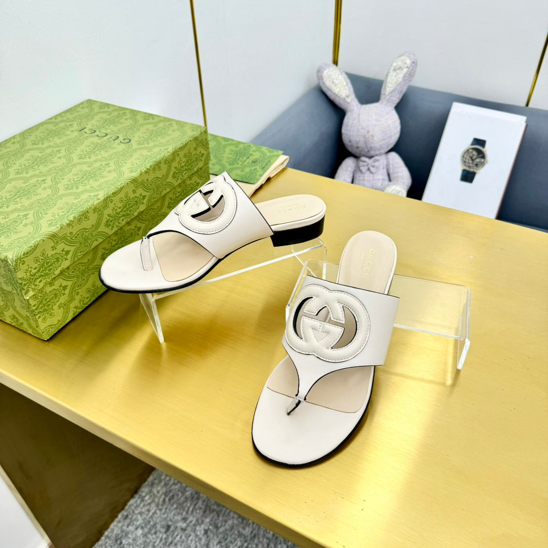 GUCCI BLONDIE THONG SANDAL IN WHITE LAMBSKIN