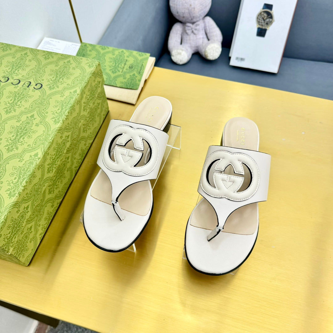 GUCCI BLONDIE THONG SANDAL IN WHITE LAMBSKIN