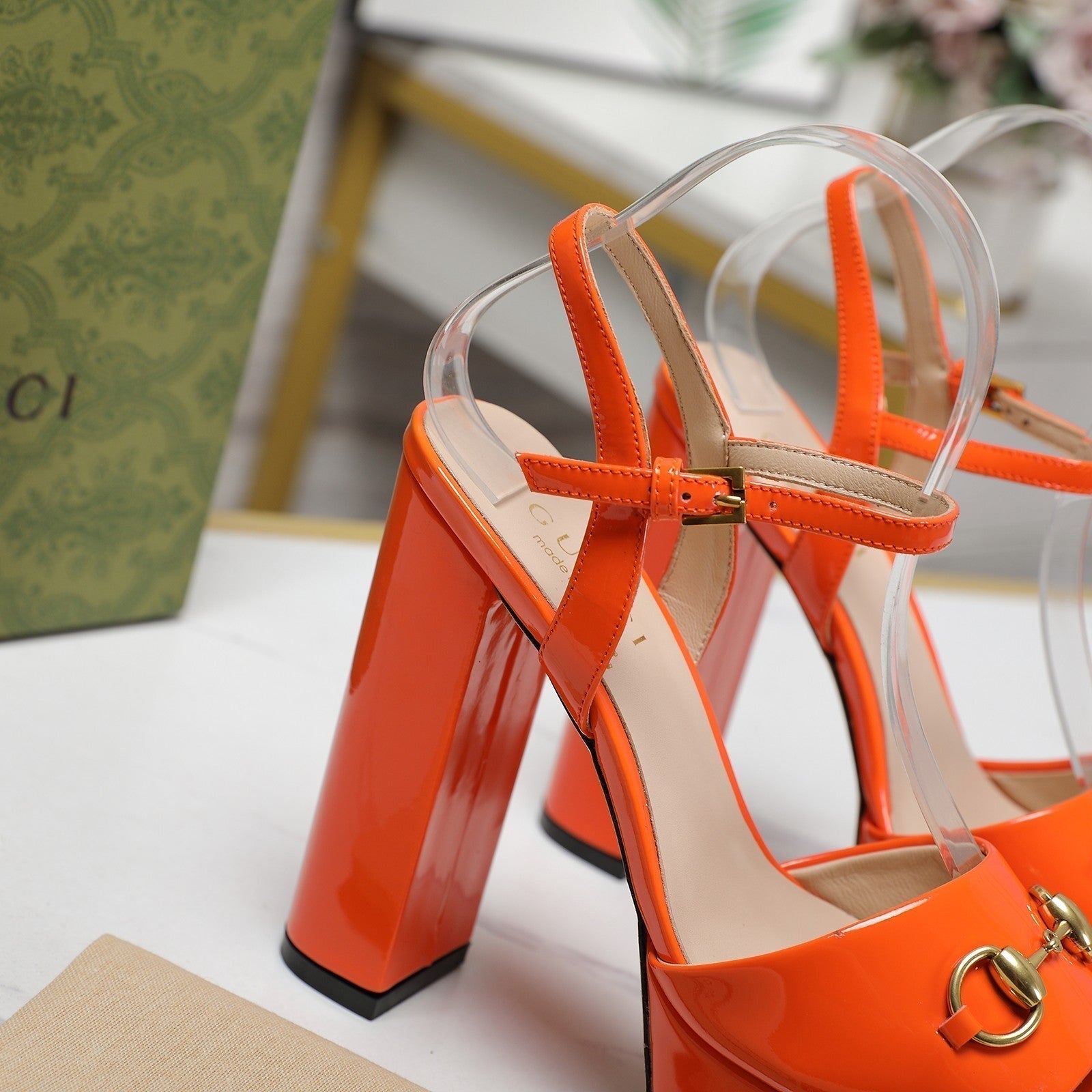 GUCCI Sandales Cuir Noir Orange
