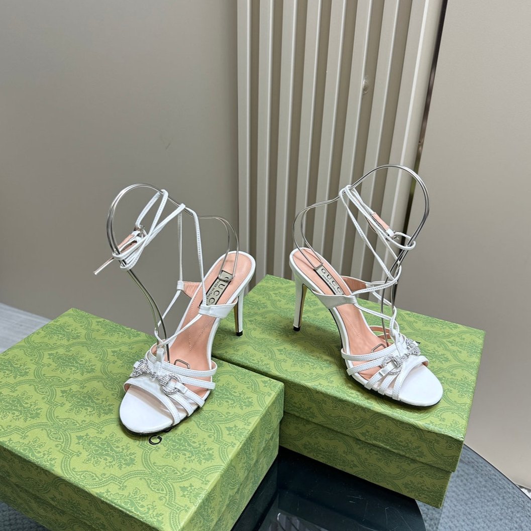 GUCCI CRYSTAL HORSEBIT STRAPPY SANDAL 10.5CM IN WHITE PATENT LEATHER