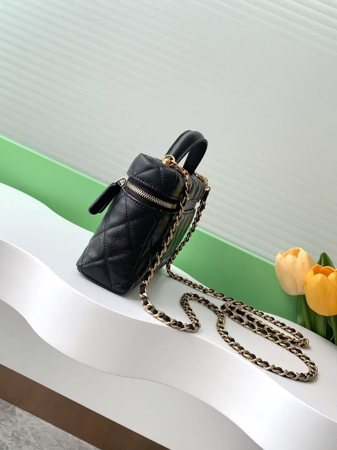CHANEL VANITY CASE 19 IN BLACK GRAINED CALFSKIN GOLD HARDWARE