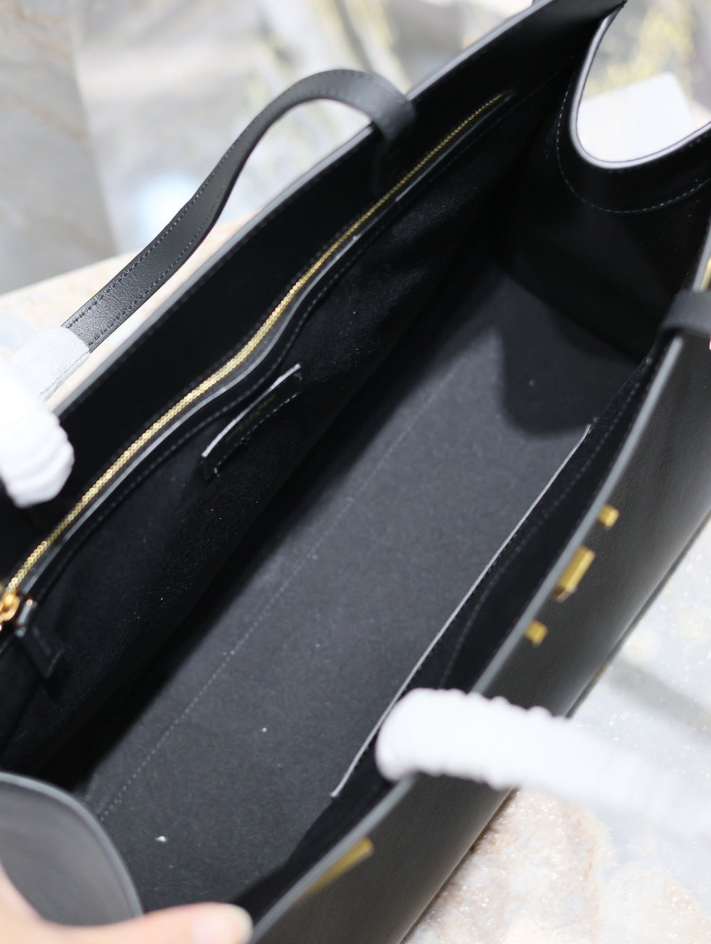 MANHATTAN SHOPPING BAG 40 IN BLACK SMOOTH LAMBSKIN GOLD BUCKLE
