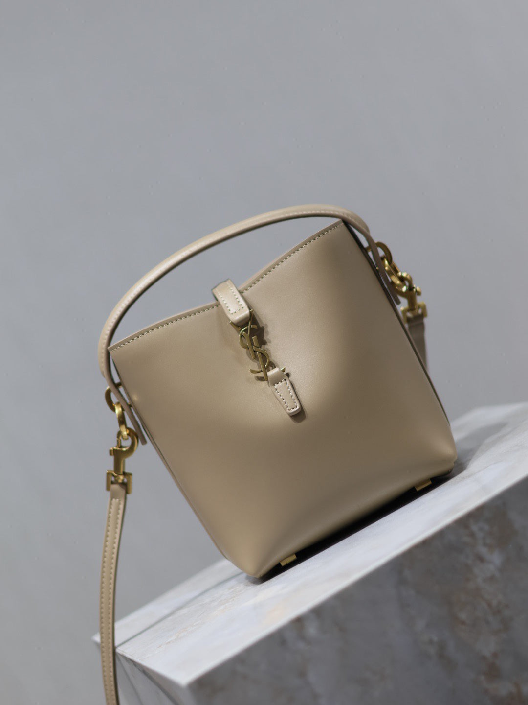 YSL 25S LE 37 BUCKET 15 IN BEIGE CALFSKIN GOLD HARDWRE