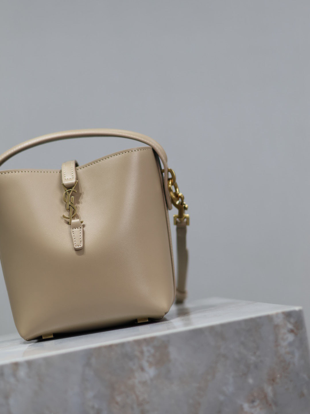YSL 25S LE 37 BUCKET 15 IN BEIGE CALFSKIN GOLD HARDWARE