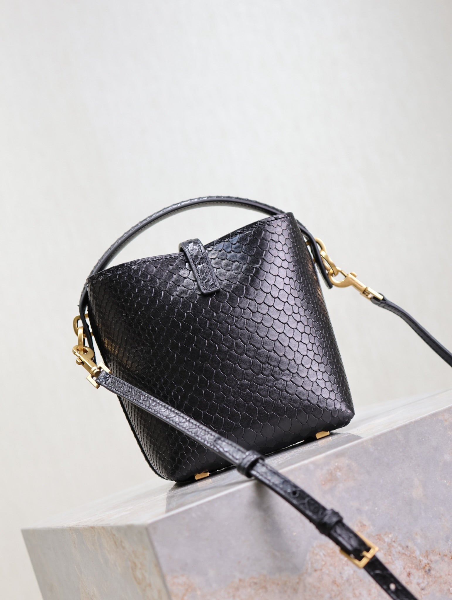 YSL 25S LE 37 BUCKET 15 IN BLACK SNAKE EMBOSSED CALFSKIN GOLD HARDWRE