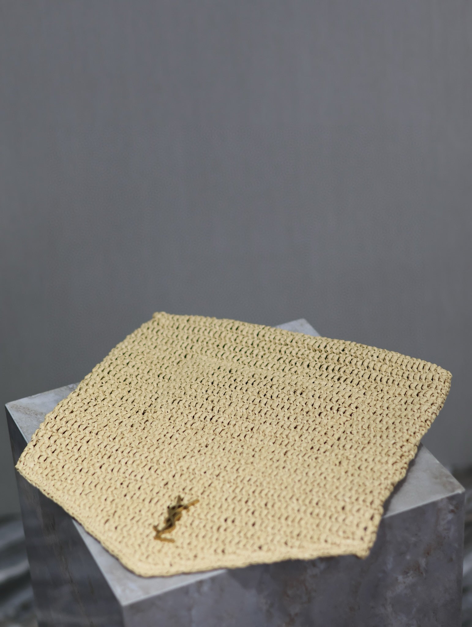YSL 25S CASSANDRE LARGE ENVELOPE POUCH 29 IN NATURAL RAFFIA GOLD HARDWRE
