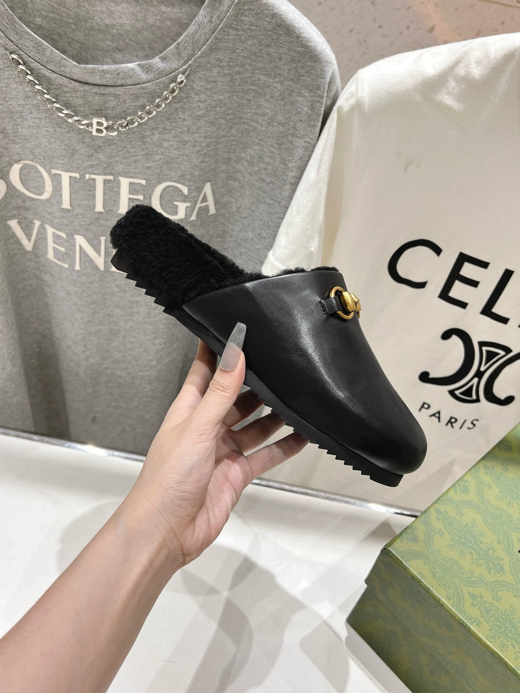 GUCCI HORSEBIT MULE IN BLACK CALFSKIN AND FLEECE LINING