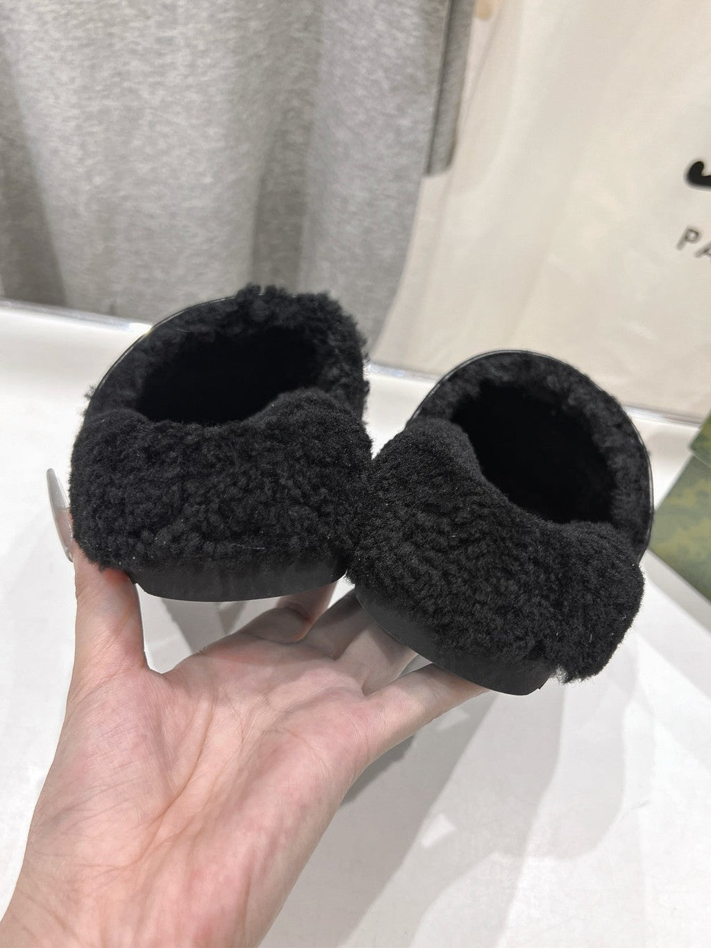 GUCCI HORSEBIT MULE IN BLACK CALFSKIN AND FLEECE LINING