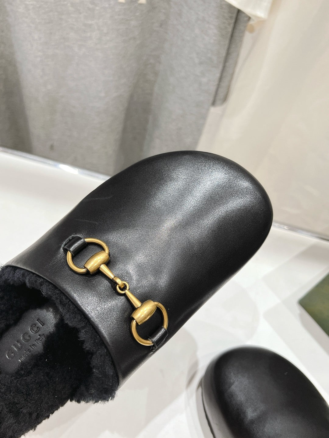 GUCCI HORSEBIT MULE IN BLACK CALFSKIN AND FLEECE LINING